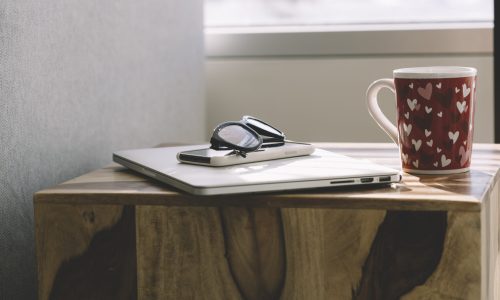 mug-glasses-near-gadgets